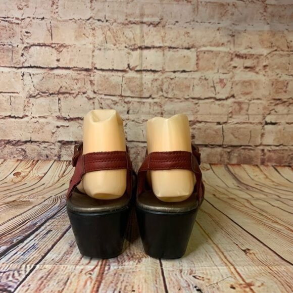 Clarks Red Leather Cutout Medallion Wedge Sandals Bucle Ankle Strap Sz 8 - Picture 7 of 11